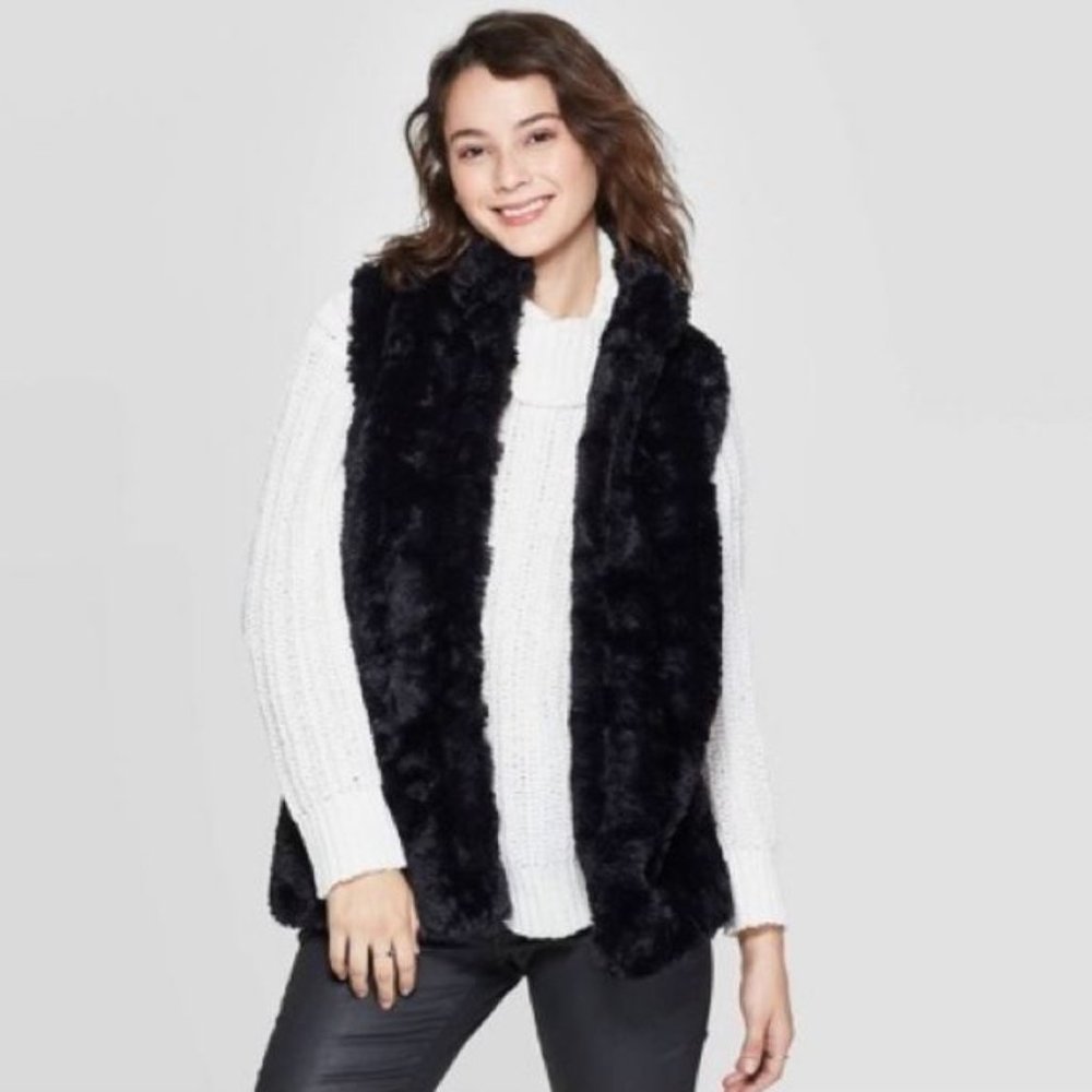 Women's Faux Fur Vest - Xhilaration Size M